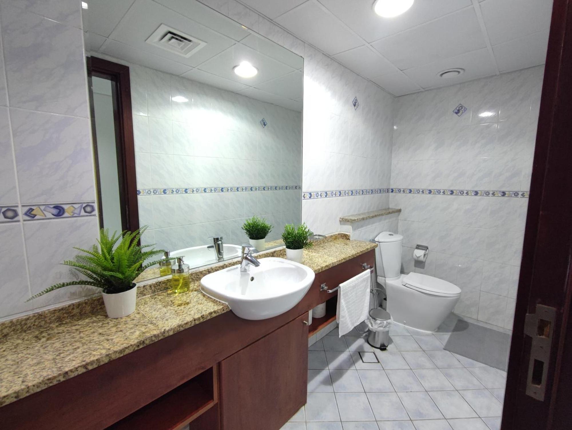 One Bedroom Apartment With Pool & Gym Near Marina Dubai Exterior photo